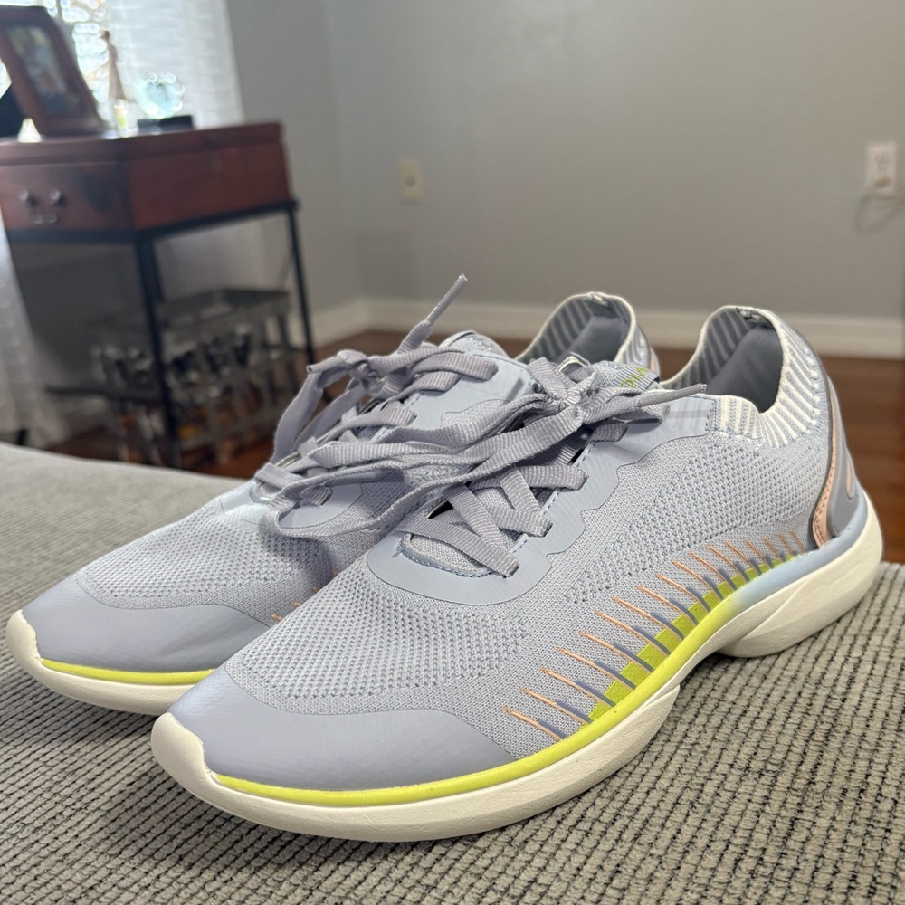 Vionic Embolden Women’s Knit Sneaker Size 8